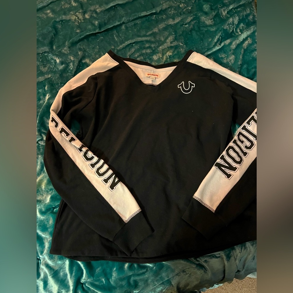 TRUE RELIGION VNECK SWEATSHIRT